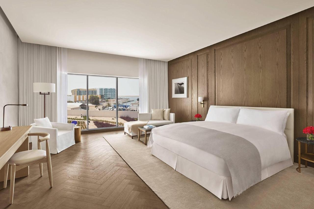 The Abu Dhabi Edition Eksteriør bilde A guest room at The Edition