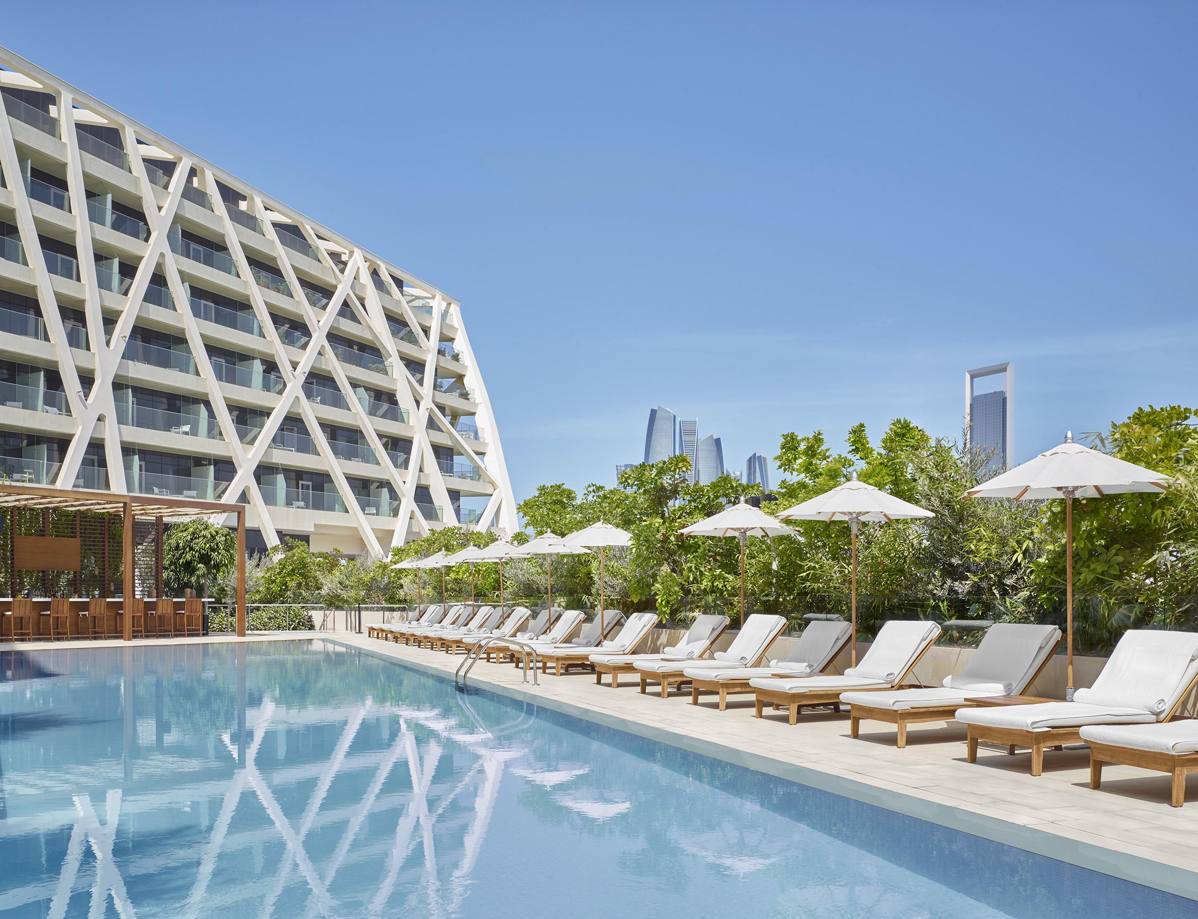The Abu Dhabi Edition Eksteriør bilde The hotel's pool