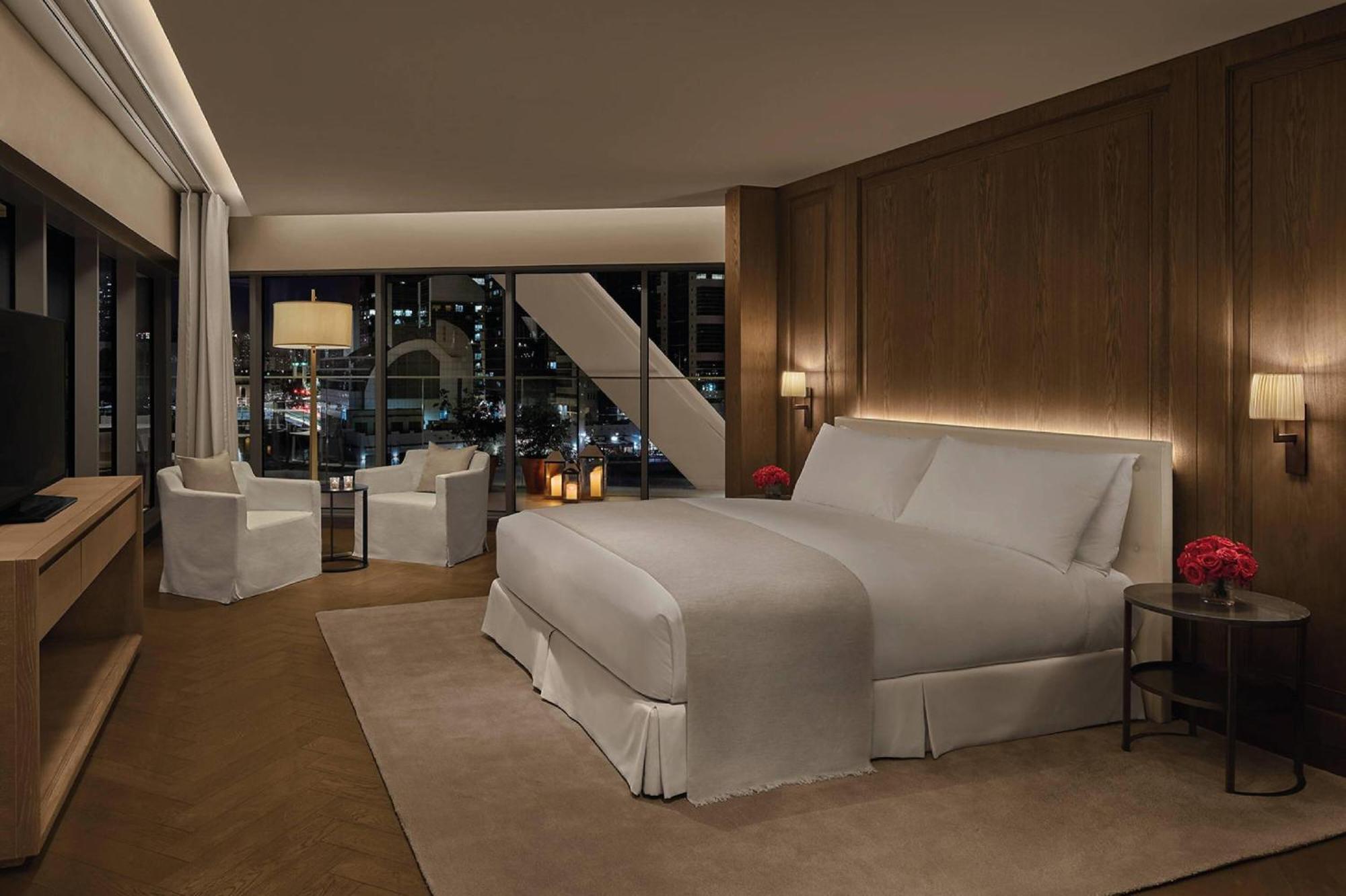 The Abu Dhabi Edition Eksteriør bilde A bedroom at the Mandarin Oriental, Hong Kong