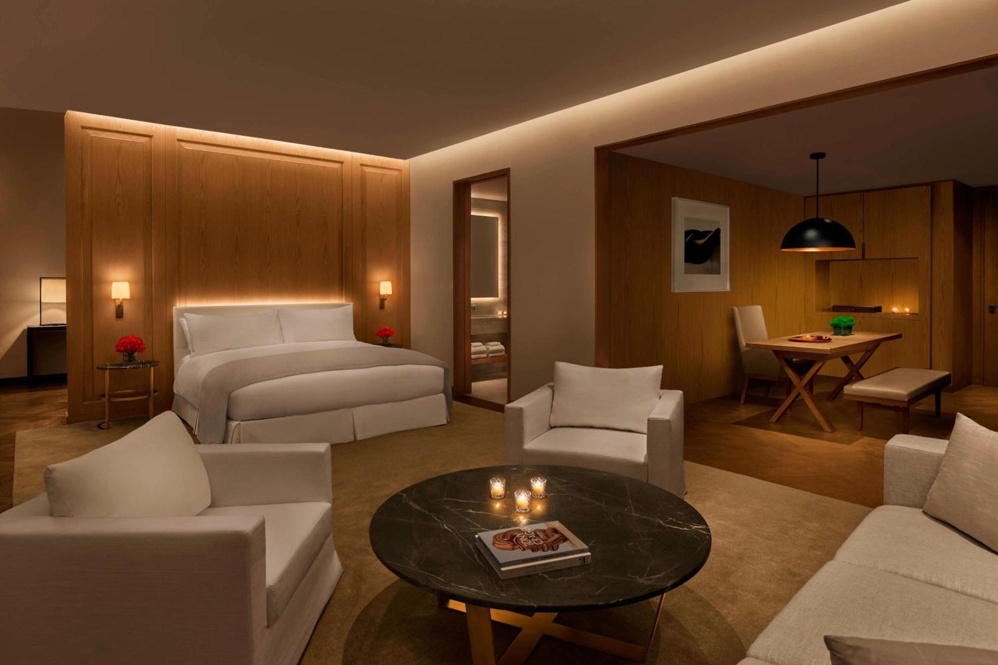 The Abu Dhabi Edition Eksteriør bilde A suite at the Mandarin Oriental, Munich