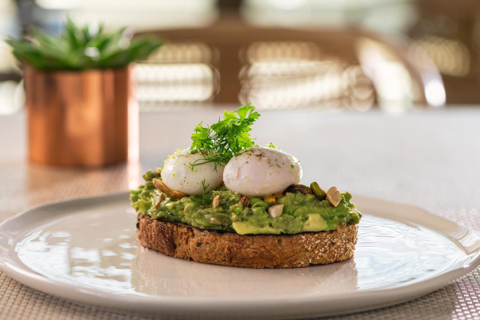 The Abu Dhabi Edition Eksteriør bilde Avocado on toast with poached eggs