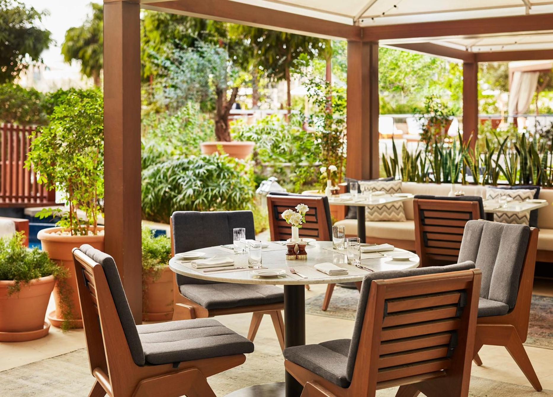 The Abu Dhabi Edition Eksteriør bilde The Terrace at the Four Seasons Hotel